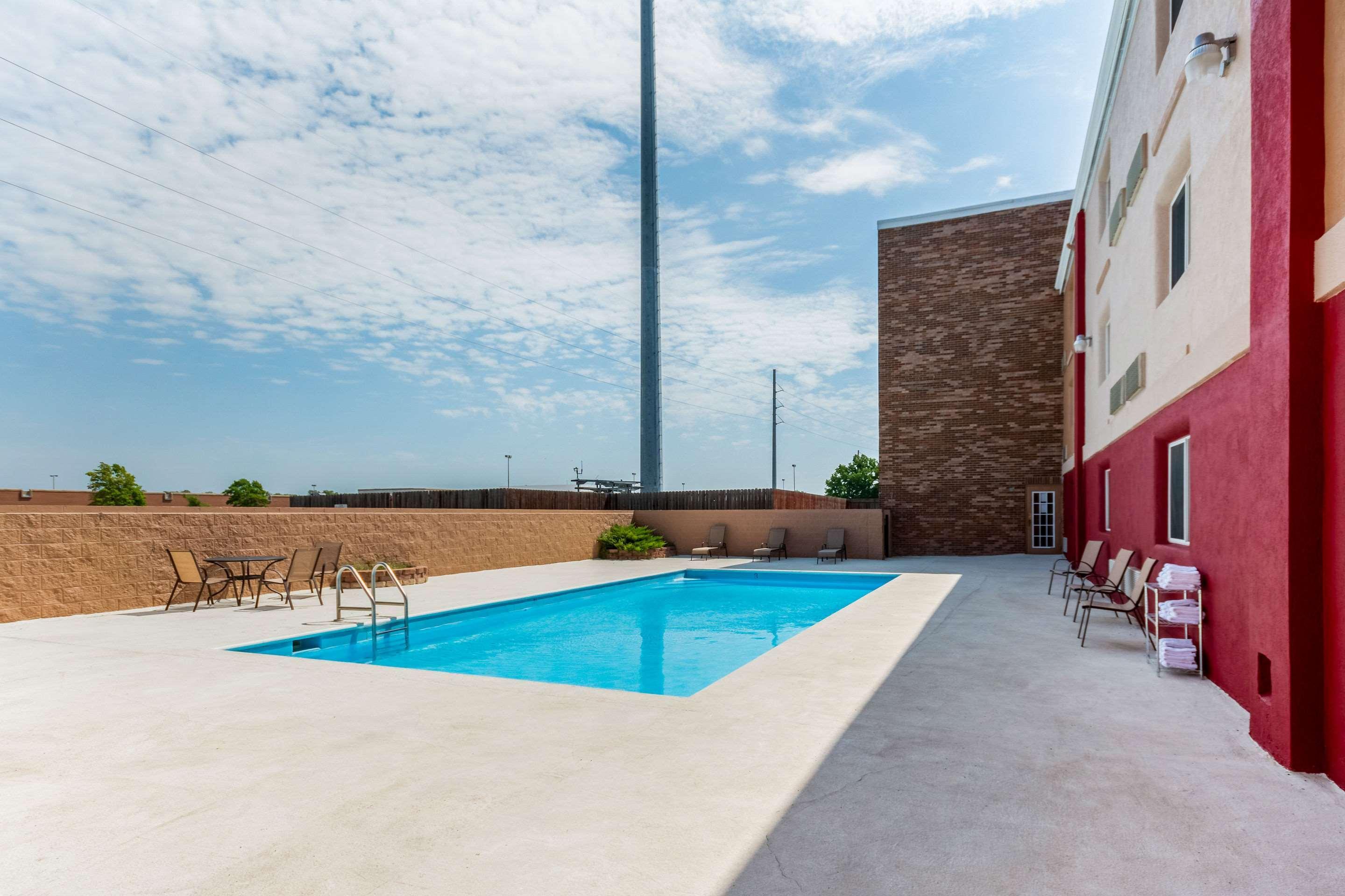Coratel Plus Suites Wichita West Airport Exteriör bild