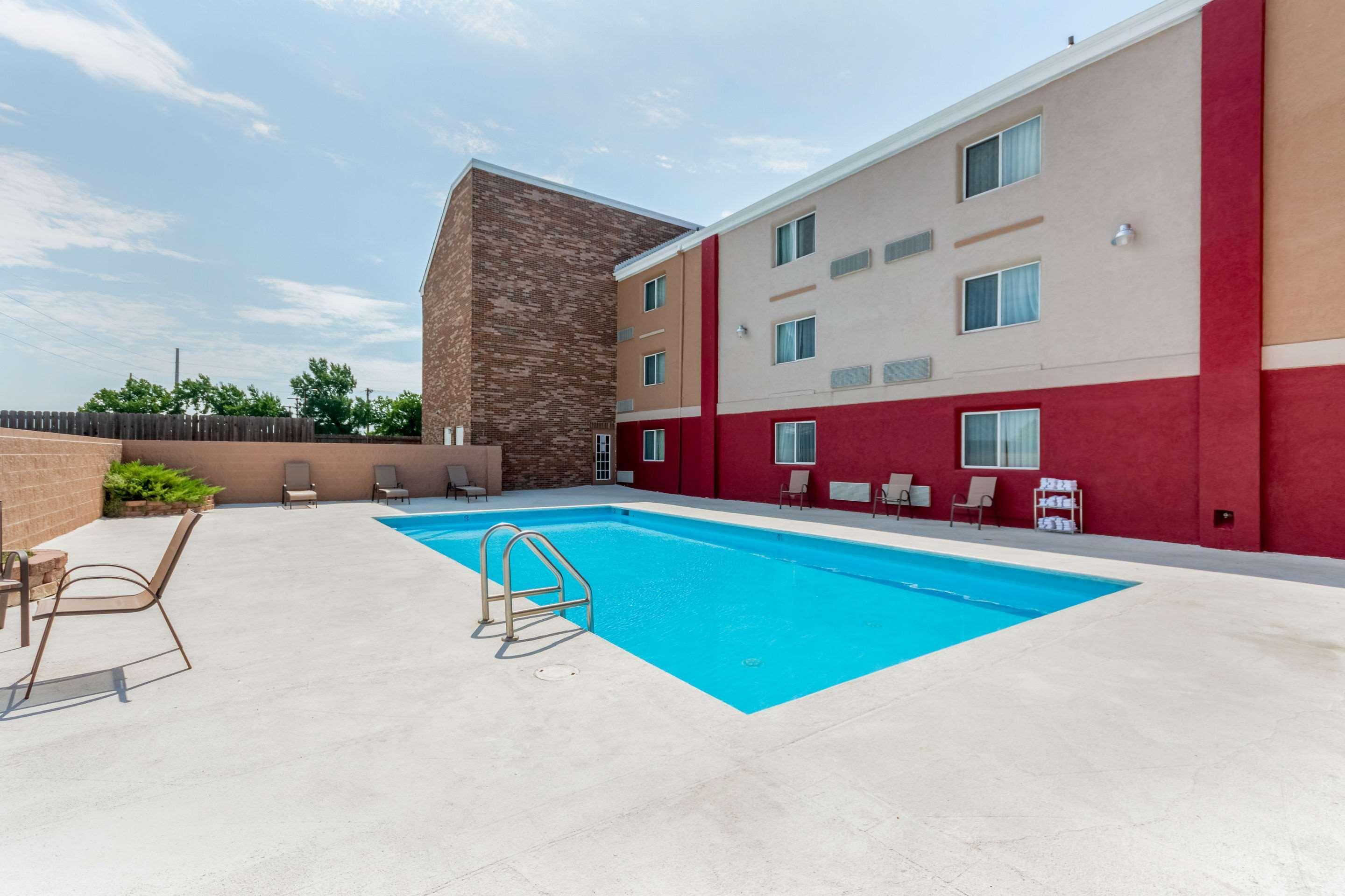Coratel Plus Suites Wichita West Airport Exteriör bild