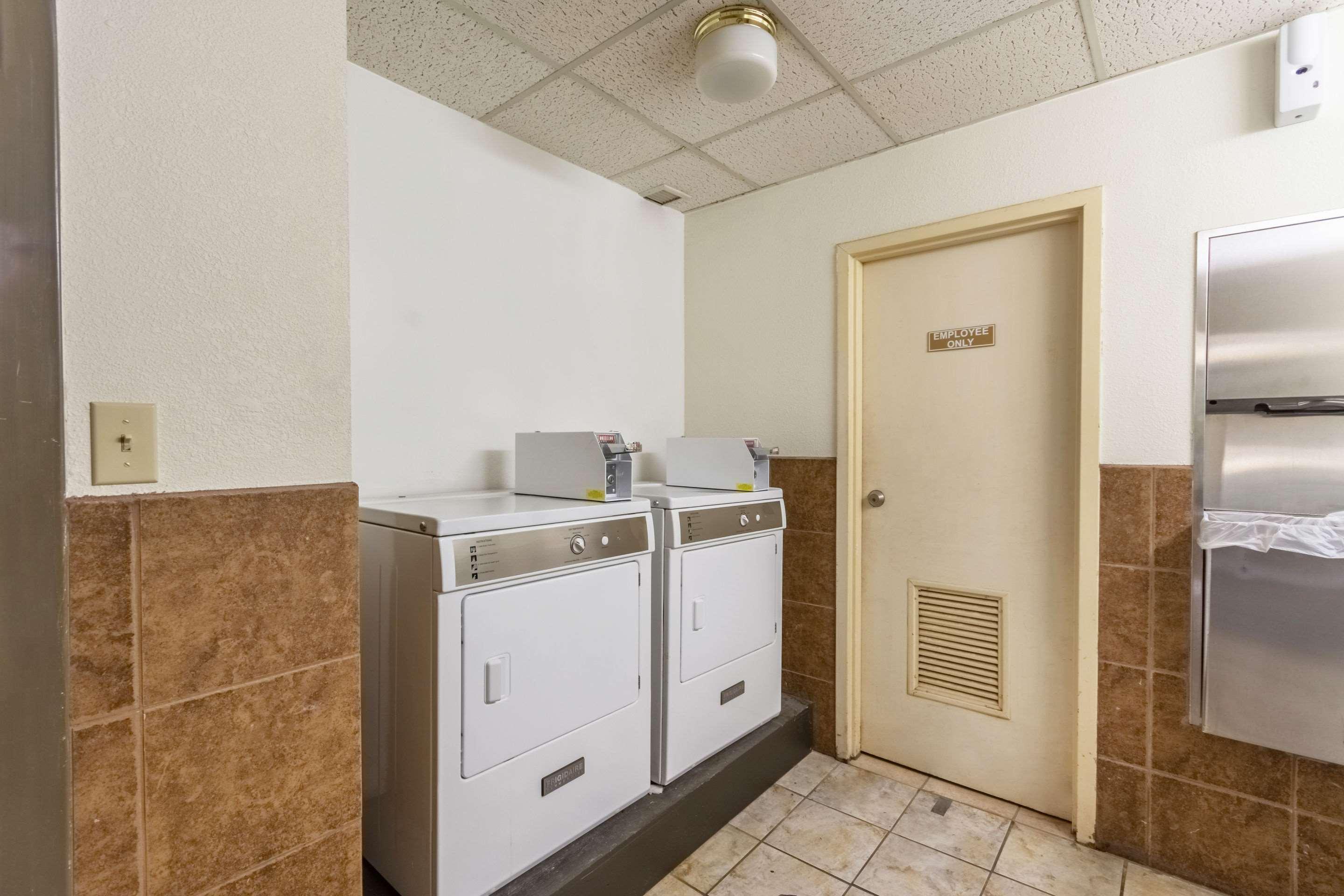 Coratel Plus Suites Wichita West Airport Exteriör bild